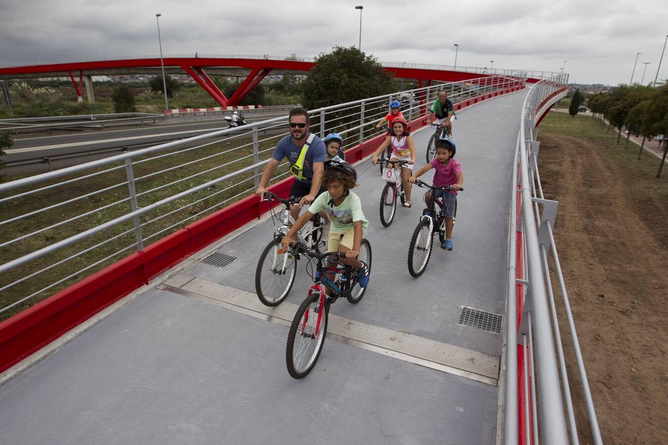 Este jueves se ha inaugurado la pasarela que permite unir el barrio de Nueva Montaña y el de Raos