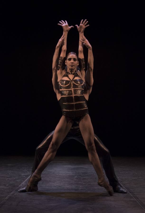 La compañía de danza de Víctor Ullate acerca a Santander una nueva mirada sobre el mito de 'Carmen', que se aleja de tópicos y lugares comunes para adentrarse en la esencia de la historia.