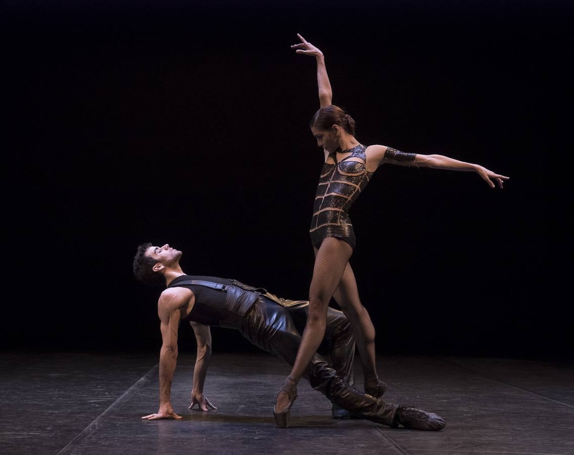 La compañía de danza de Víctor Ullate acerca a Santander una nueva mirada sobre el mito de 'Carmen', que se aleja de tópicos y lugares comunes para adentrarse en la esencia de la historia.