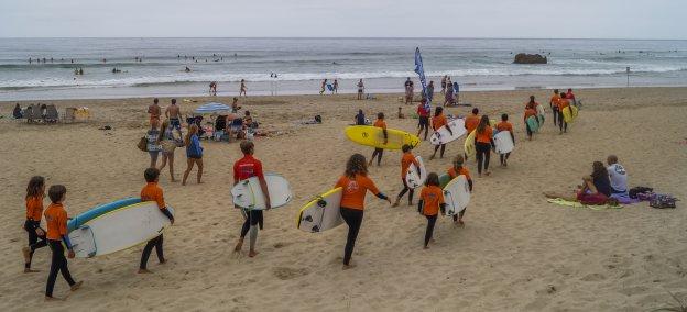 Surfistas de todas las edades aprovechan el verano para aprender a hacer surf en la playa de Merón, en San Vicente.