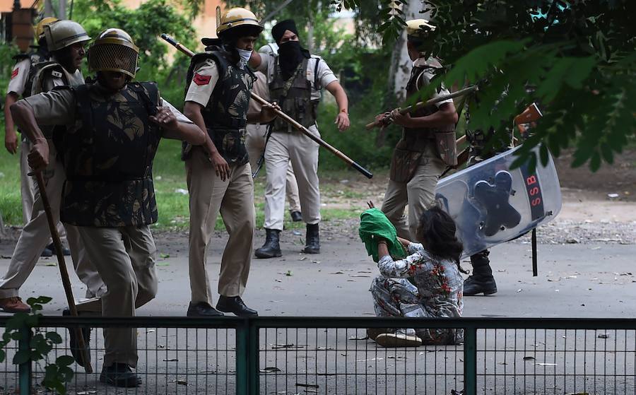 Los miles de seguidores del polémico gurú indio Rahim Singh desataron el caos en el norte del país tras conocer hoy la condena por violación a su líder espiritual, protagonizando unos disturbios que se han saldado con una treintena de muertos, 250 heridos y un millar de detenidos.