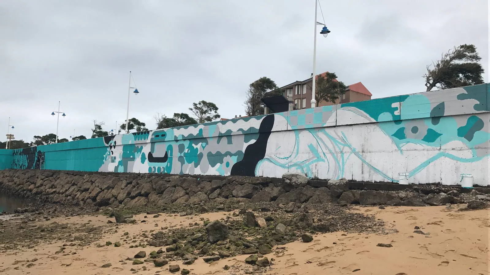 Fresh Wall Somo une el turismo, el surf y el urbanismo a través del arte urbano