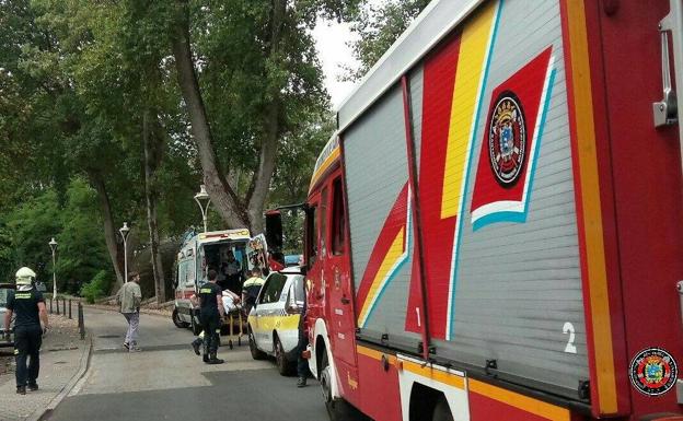 Imagen principal - Los bomberos liberan a un operario con la pierna atrapada en un ascensor