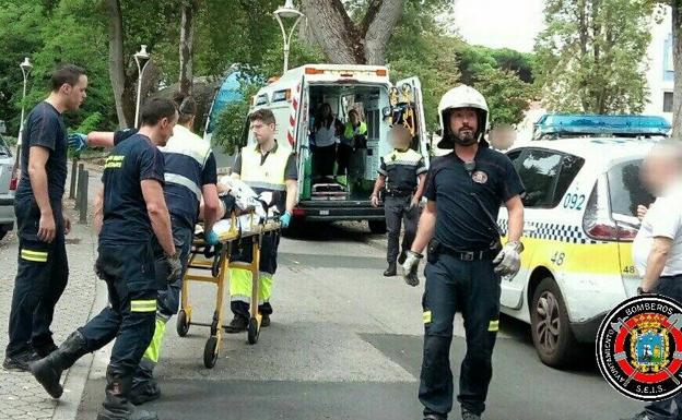 Momento en el que el accidentado es trasladado en camilla hasta la ambulancia.