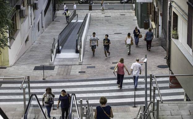 Escaleras mecánicas en la calle Eulalio Ferrer, Santander