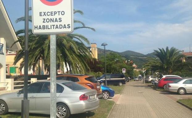 Los vehículos estacionan en las zonas verdes de las avenidas a pesar de estar prohibido. 