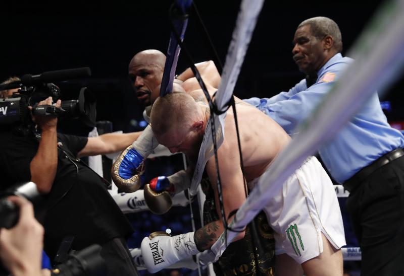 El estadounidense venció al irlandés, luchador de MMA, en el décimo asalto