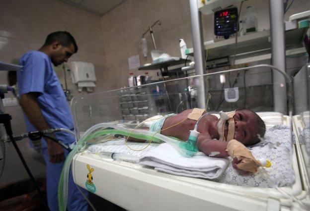 Un bebé en la UCIpediátrica del principal hospital de Gaza. Los médicos aseguran que necesitarían el triple de incubadoras para atender las necesidades actuales. :