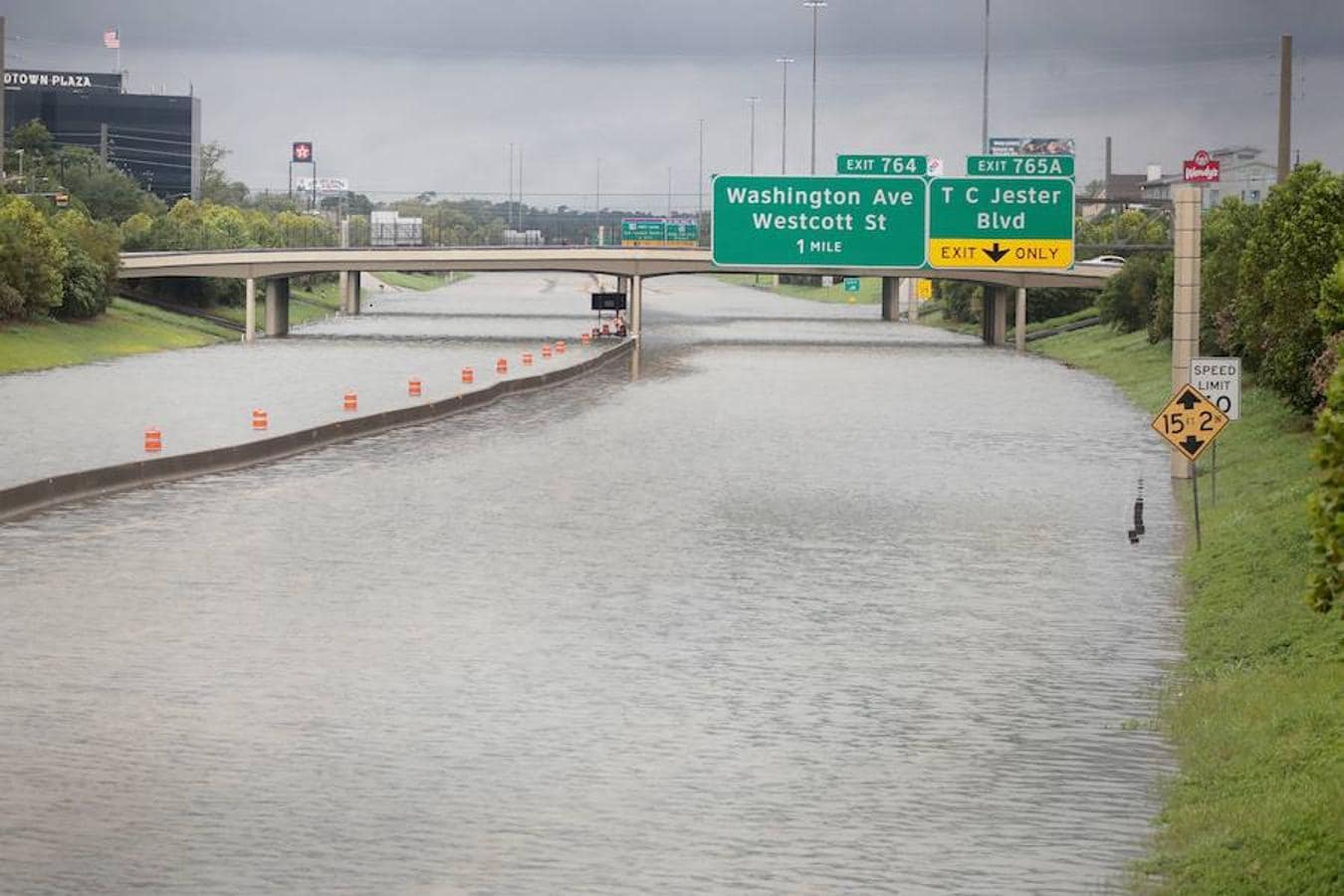 El agua fluye por la Interestatal 10 de Houston, Texas.