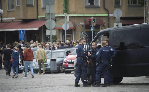 Agentes de policía en Turku (Finlandia).