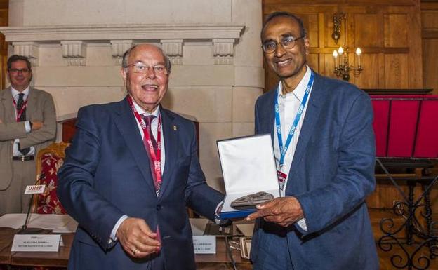 Venkatraman Ramakrishnan recibe la Medalla de Honor de la UIMP. 