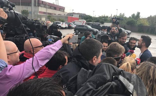 David Villa, rodeado de periodistas en la Ciudad del Fútbol de Las Rozas. 
