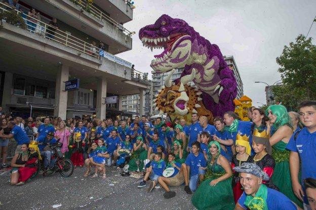 La Asociación Come Golayu Que Lo Ha Hechu Güela, ganadora de la última Batalla de Flores, posa junto a su carroza 'Hábitat'.