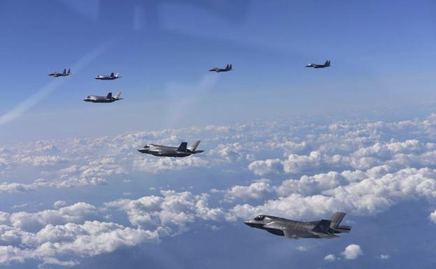 Varios cazabombarderos sobre el cielo de Gangwon.