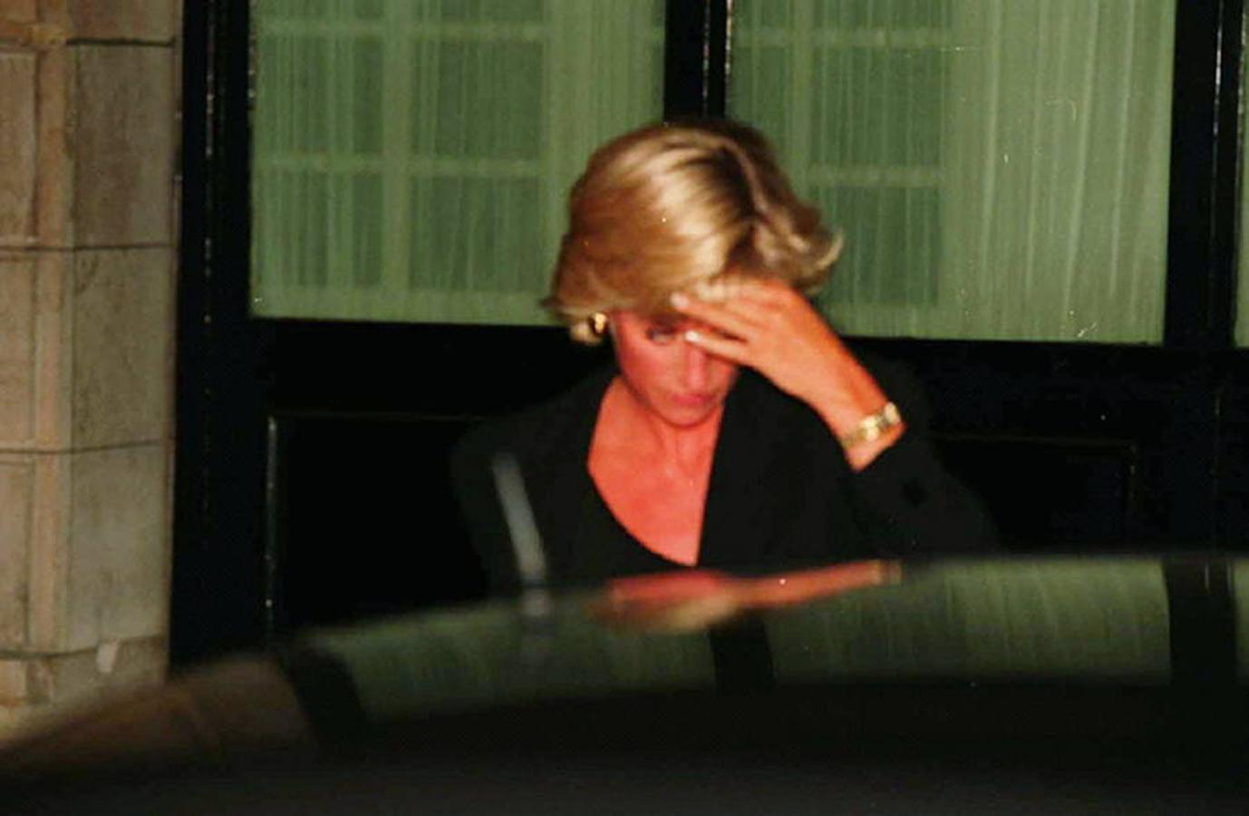 Lady Di se cubre el rostro ante los fotógrafos al abandonar el Hotel Ritz de París, a cuyas puertas esperaba el coche con el que sufrió el fatal accidente.