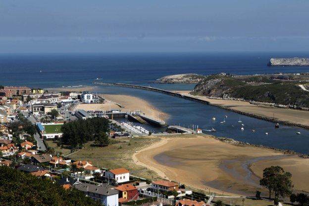 Las playas de la ría de Suances se han visto afectadas por problemas de salubridad de sus aguas.