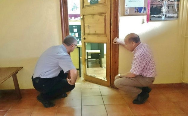 Francisco Lledías y Fernando García comprobando los daños.