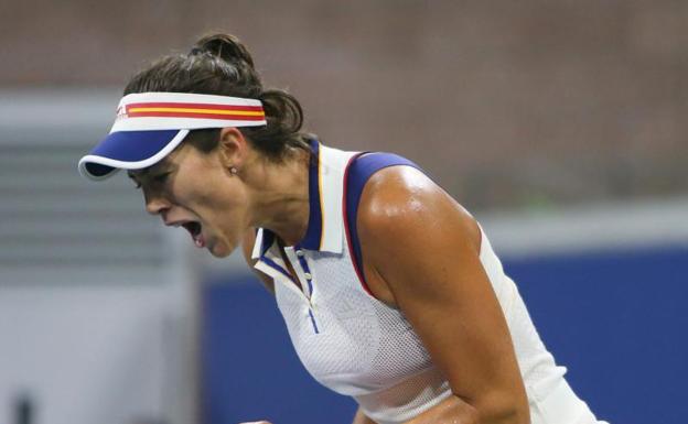 Garbiñe Muguruza celebra un punto durante el partido.