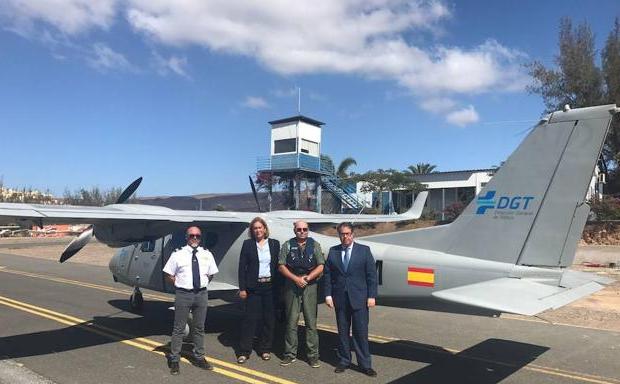 Gregorio Serrano (derecha), junto a los responsable de la DGT en Gran Canarias y la avioneta.