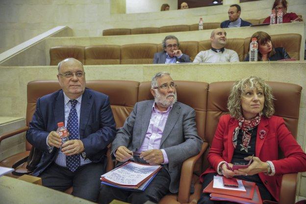 Abajo, Juan José Sota, Ramón Ruiz y Eva Díaz Tezanos. En los escaños superiores, Guillermo del Corral, Víctor Casal (nuevo portavoz socialista) y Silvia Abascal.