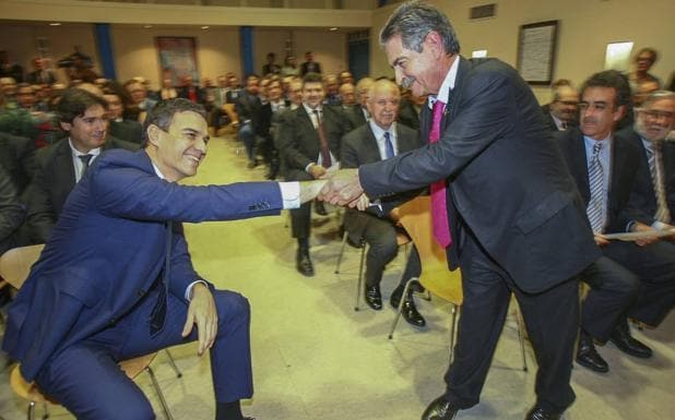 Pedro Sánchez traslada a Revilla que respaldará las decisiones y cambios que proponga Zuloaga