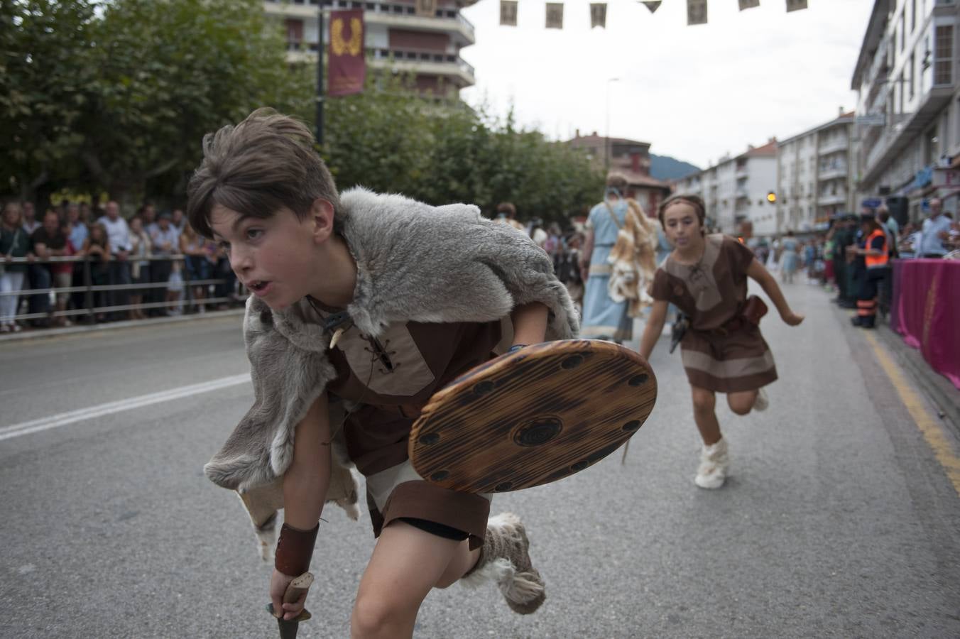 Las Guerras Cántabras, fiesta declarada de interés turístico nacional, han despedido hoy su décimo séptima edición con el desfile de las tropas romanas y las tribus cántabras, 