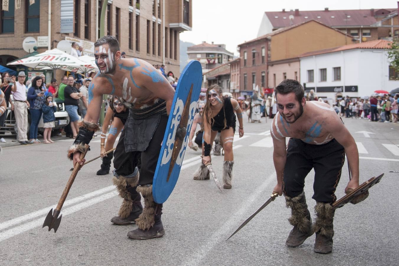 Las Guerras Cántabras, fiesta declarada de interés turístico nacional, han despedido hoy su décimo séptima edición con el desfile de las tropas romanas y las tribus cántabras, 