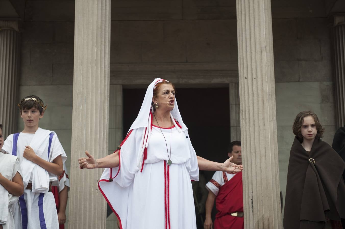 Las Guerras Cántabras, fiesta declarada de interés turístico nacional, han despedido hoy su décimo séptima edición con el desfile de las tropas romanas y las tribus cántabras, 