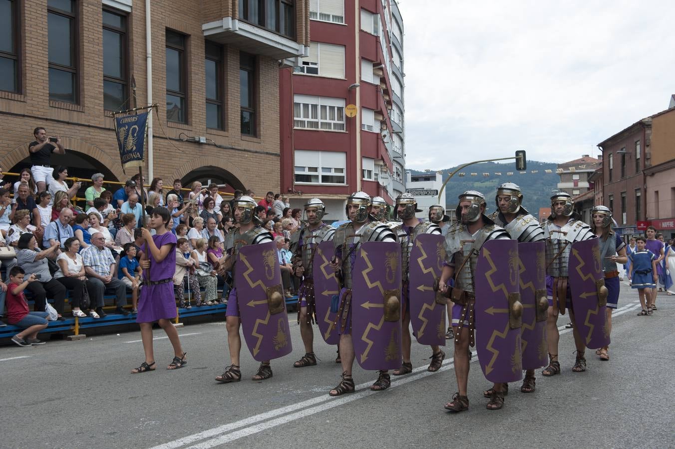 Las Guerras Cántabras, fiesta declarada de interés turístico nacional, han despedido hoy su décimo séptima edición con el desfile de las tropas romanas y las tribus cántabras, 