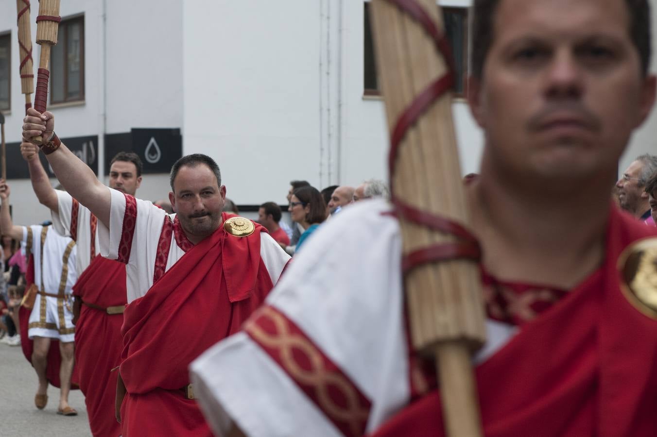 Las Guerras Cántabras, fiesta declarada de interés turístico nacional, han despedido hoy su décimo séptima edición con el desfile de las tropas romanas y las tribus cántabras, 