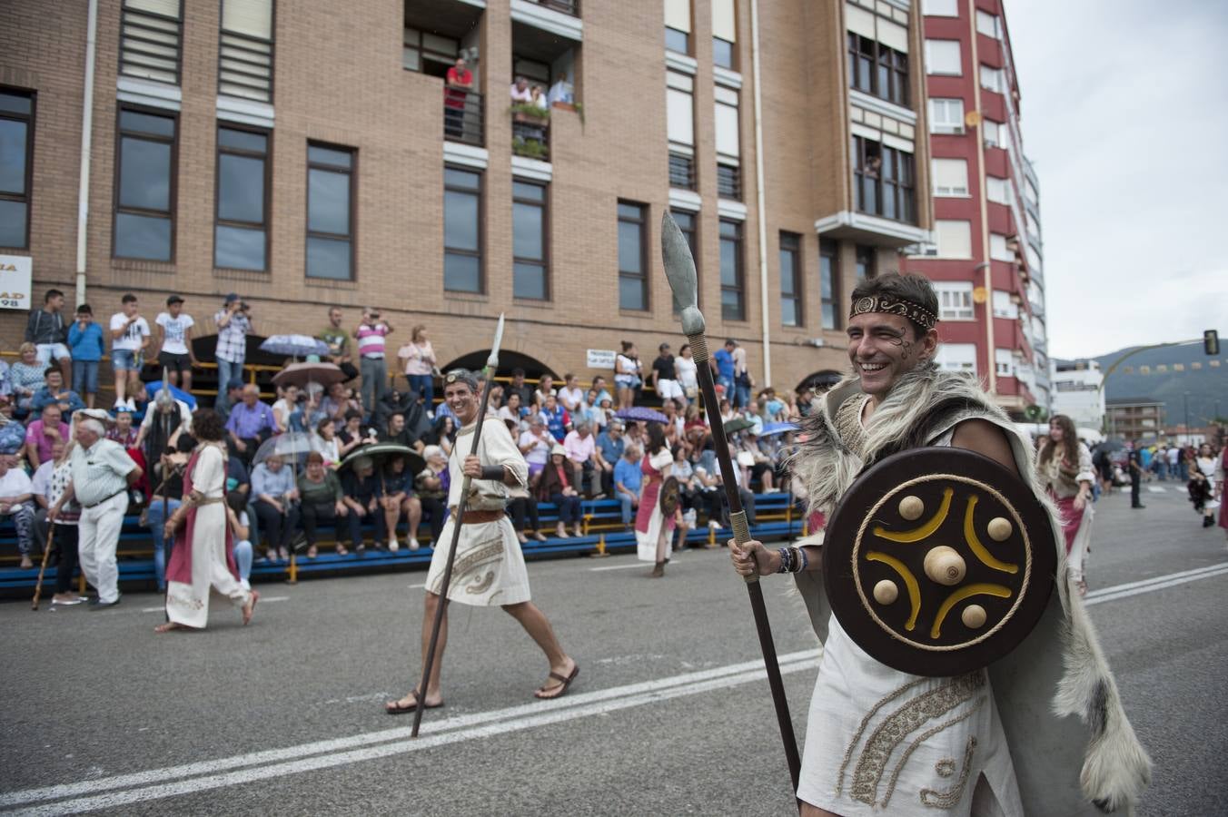 Las Guerras Cántabras, fiesta declarada de interés turístico nacional, han despedido hoy su décimo séptima edición con el desfile de las tropas romanas y las tribus cántabras, 