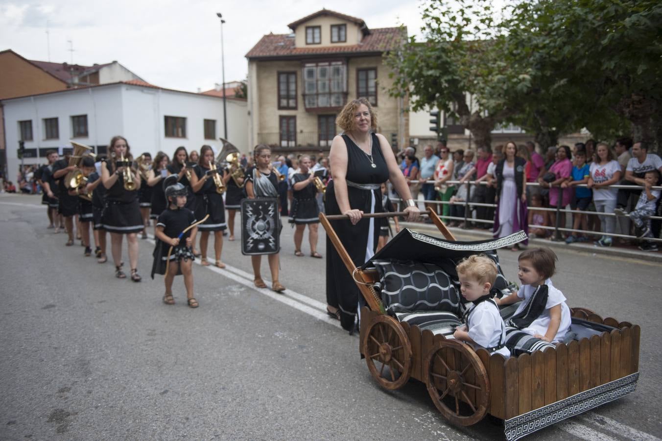 Las Guerras Cántabras, fiesta declarada de interés turístico nacional, han despedido hoy su décimo séptima edición con el desfile de las tropas romanas y las tribus cántabras, 