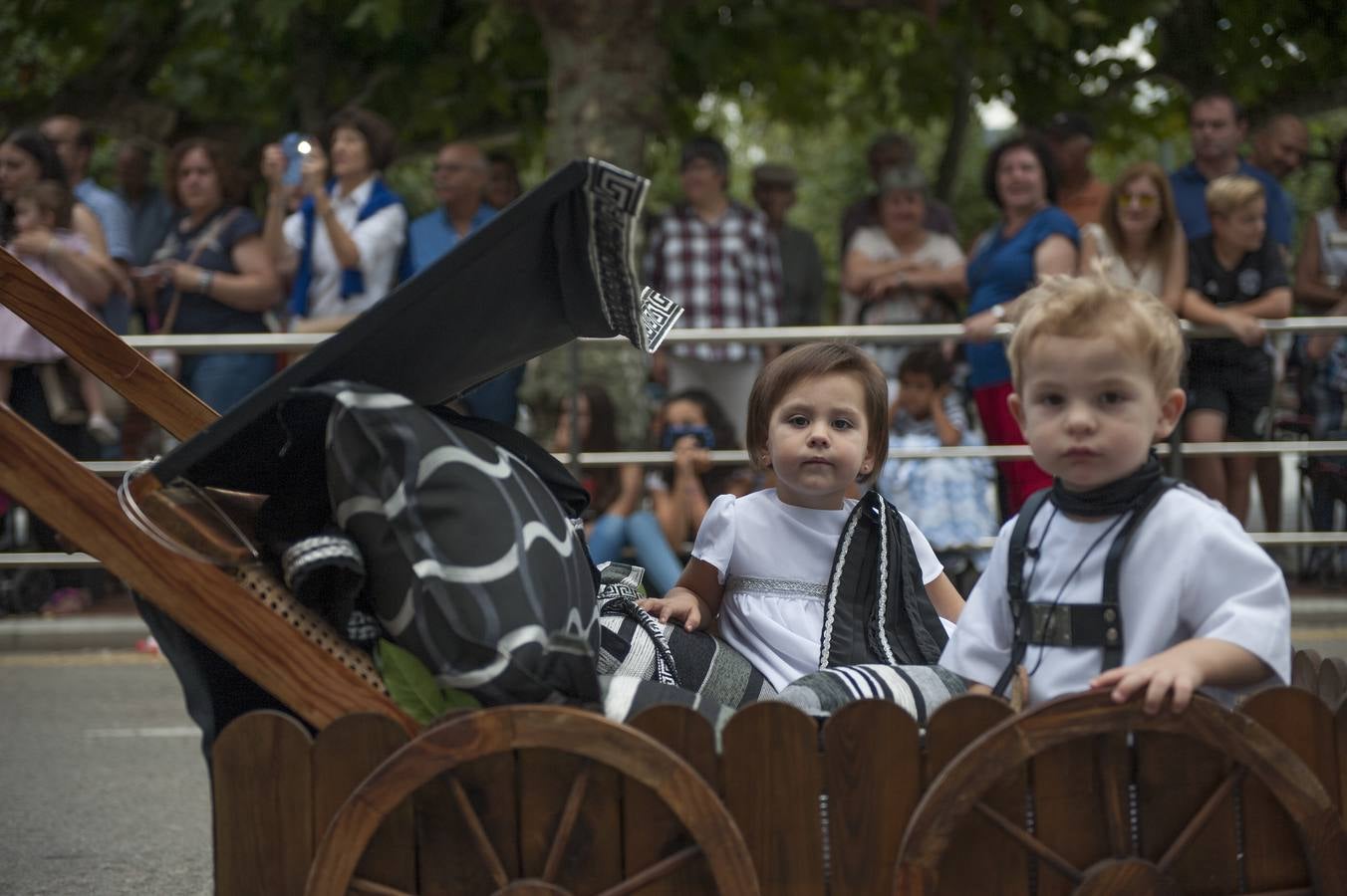 Las Guerras Cántabras, fiesta declarada de interés turístico nacional, han despedido hoy su décimo séptima edición con el desfile de las tropas romanas y las tribus cántabras, 