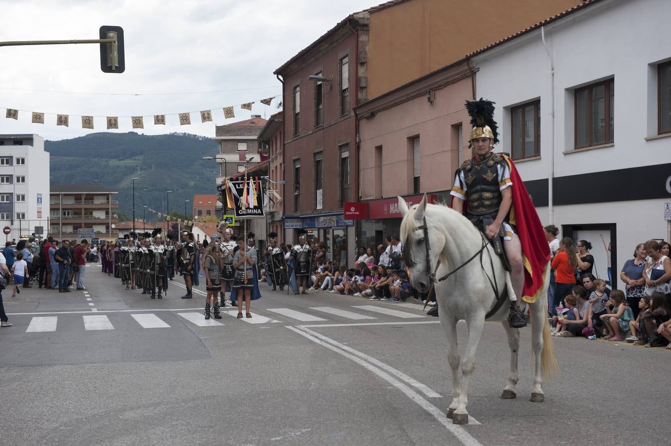 Las Guerras Cántabras, fiesta declarada de interés turístico nacional, han despedido hoy su décimo séptima edición con el desfile de las tropas romanas y las tribus cántabras, 