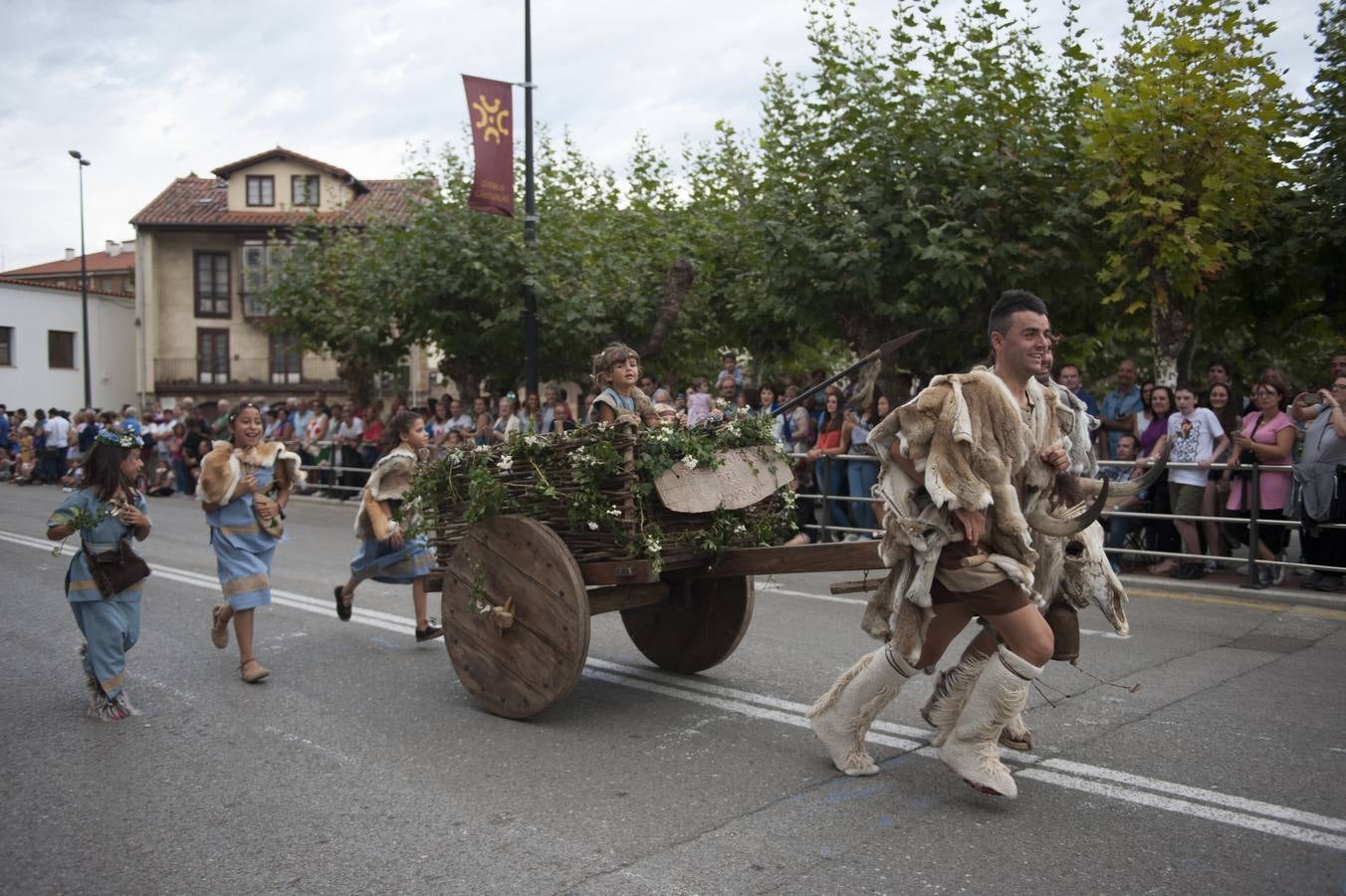 Las Guerras Cántabras, fiesta declarada de interés turístico nacional, han despedido hoy su décimo séptima edición con el desfile de las tropas romanas y las tribus cántabras, 