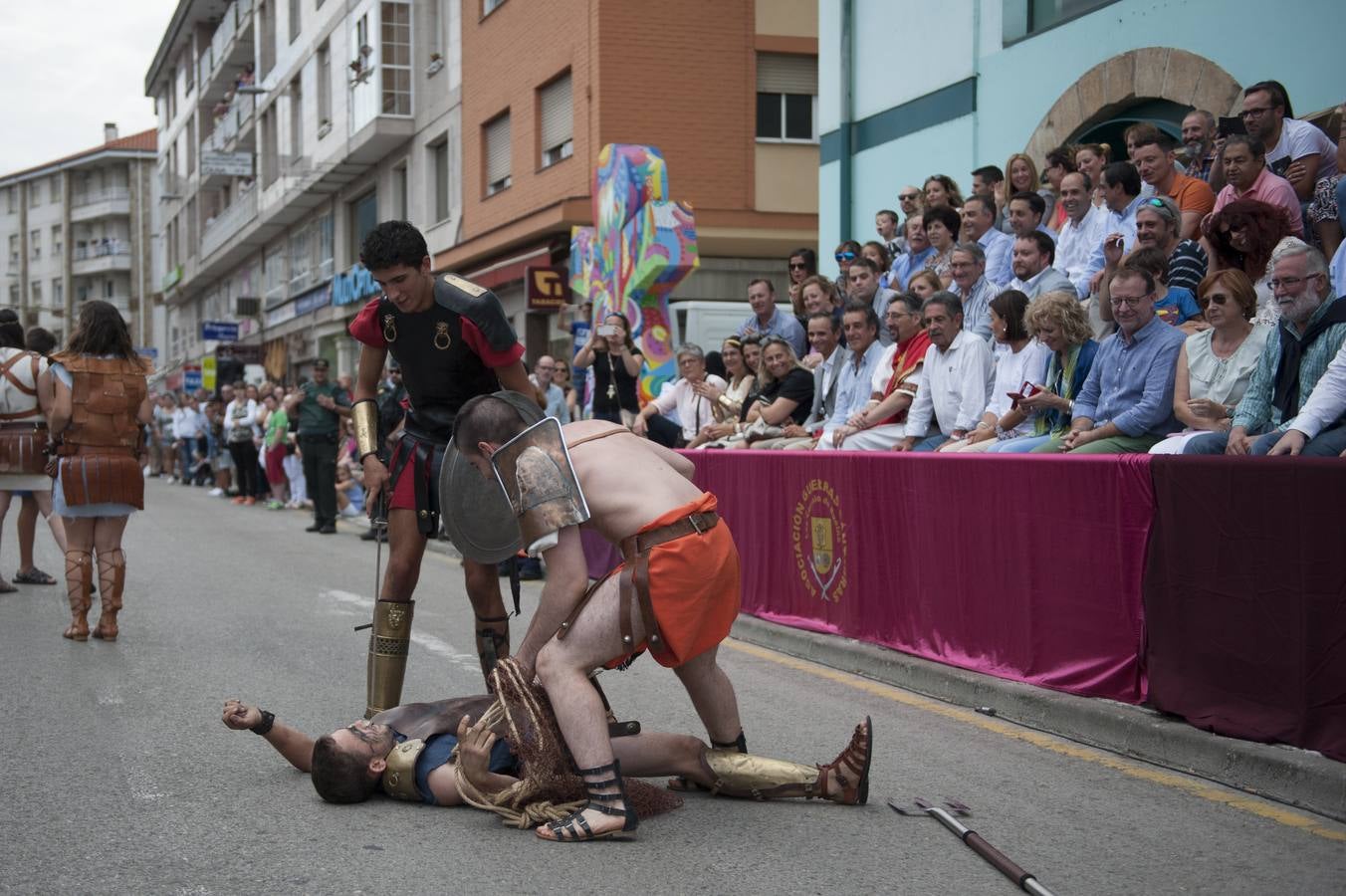 Las Guerras Cántabras, fiesta declarada de interés turístico nacional, han despedido hoy su décimo séptima edición con el desfile de las tropas romanas y las tribus cántabras, 