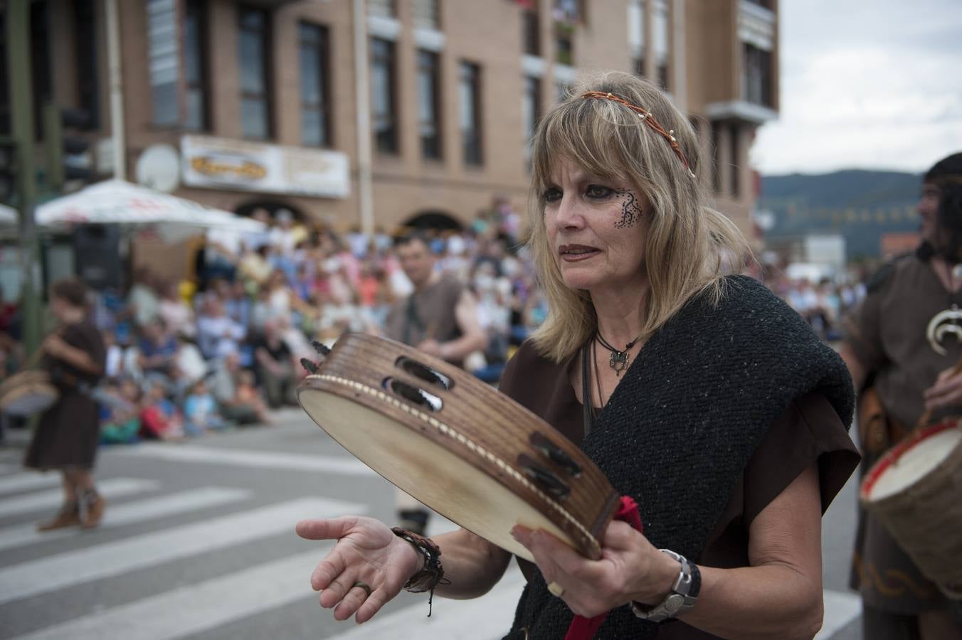 Las Guerras Cántabras, fiesta declarada de interés turístico nacional, han despedido hoy su décimo séptima edición con el desfile de las tropas romanas y las tribus cántabras, 
