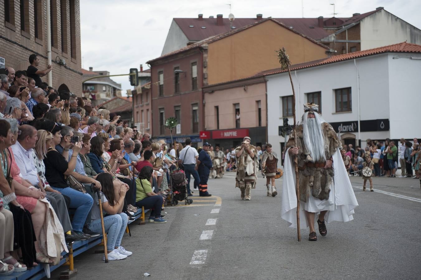 Las Guerras Cántabras, fiesta declarada de interés turístico nacional, han despedido hoy su décimo séptima edición con el desfile de las tropas romanas y las tribus cántabras, 