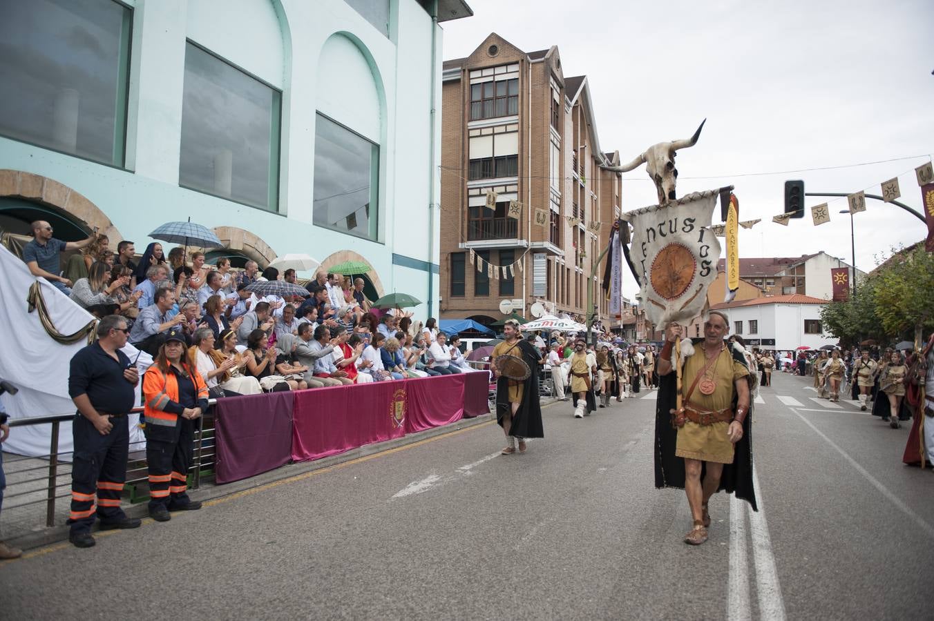 Las Guerras Cántabras, fiesta declarada de interés turístico nacional, han despedido hoy su décimo séptima edición con el desfile de las tropas romanas y las tribus cántabras, 