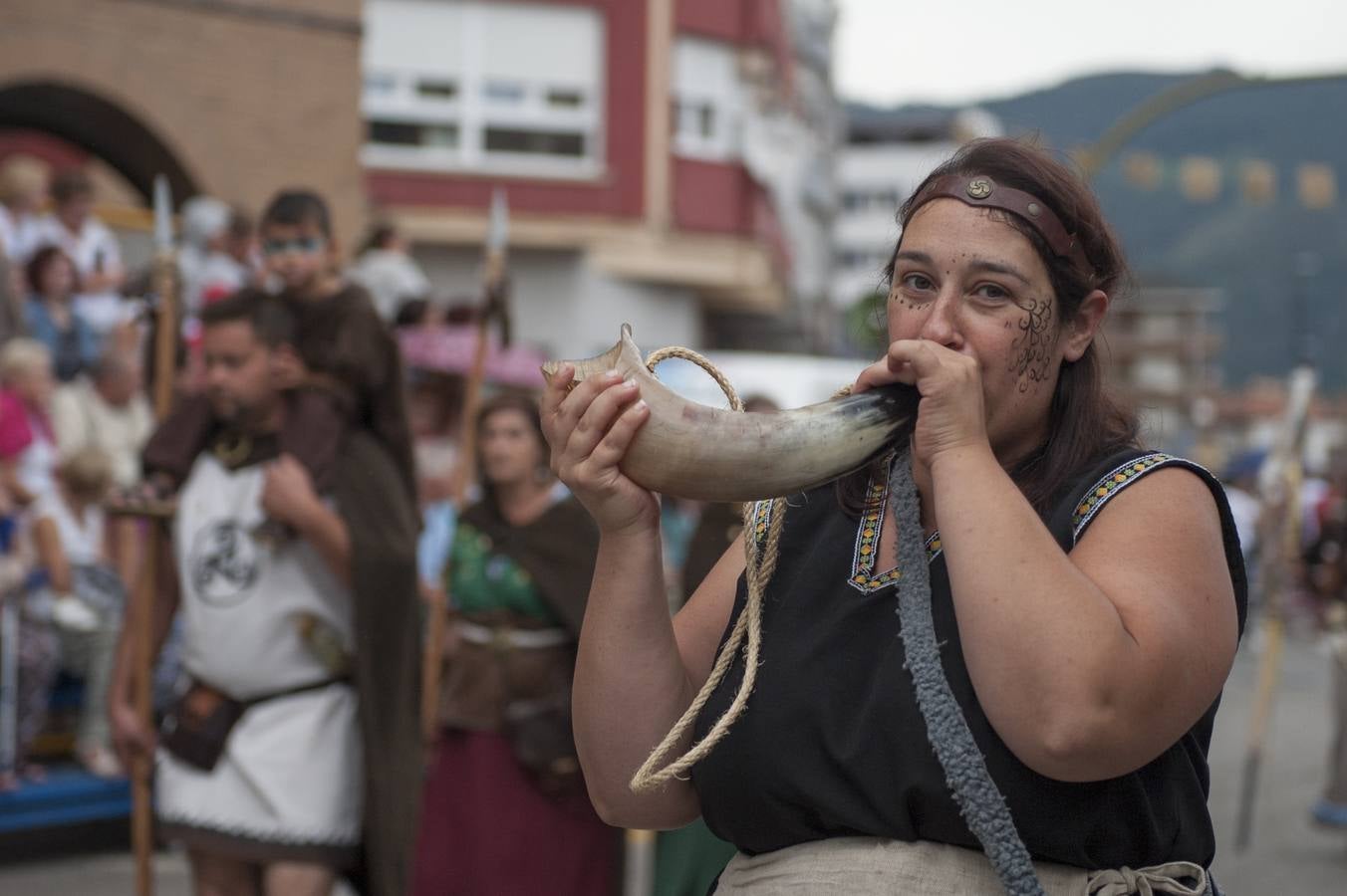 Las Guerras Cántabras, fiesta declarada de interés turístico nacional, han despedido hoy su décimo séptima edición con el desfile de las tropas romanas y las tribus cántabras, 