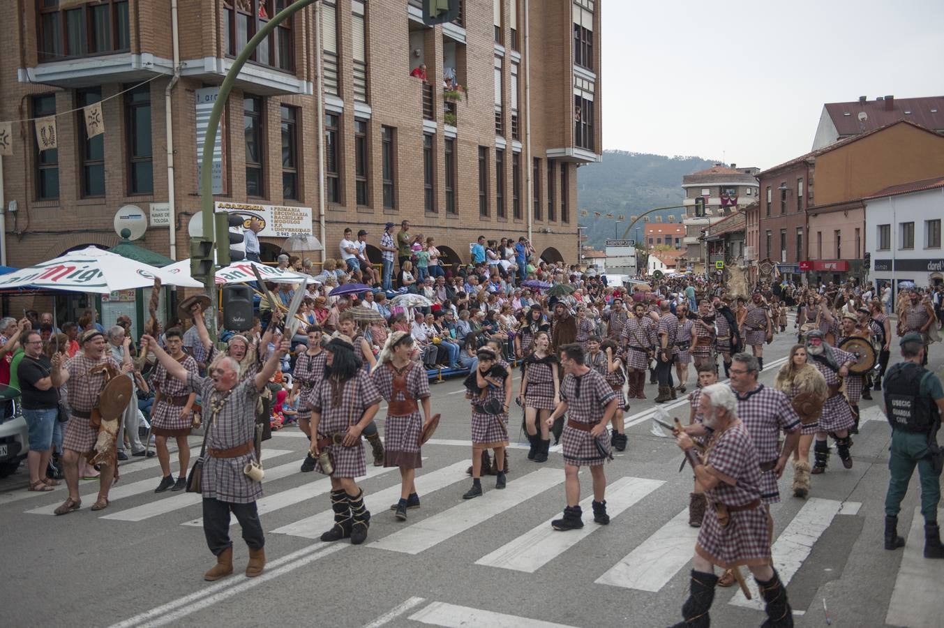 Las Guerras Cántabras, fiesta declarada de interés turístico nacional, han despedido hoy su décimo séptima edición con el desfile de las tropas romanas y las tribus cántabras, 