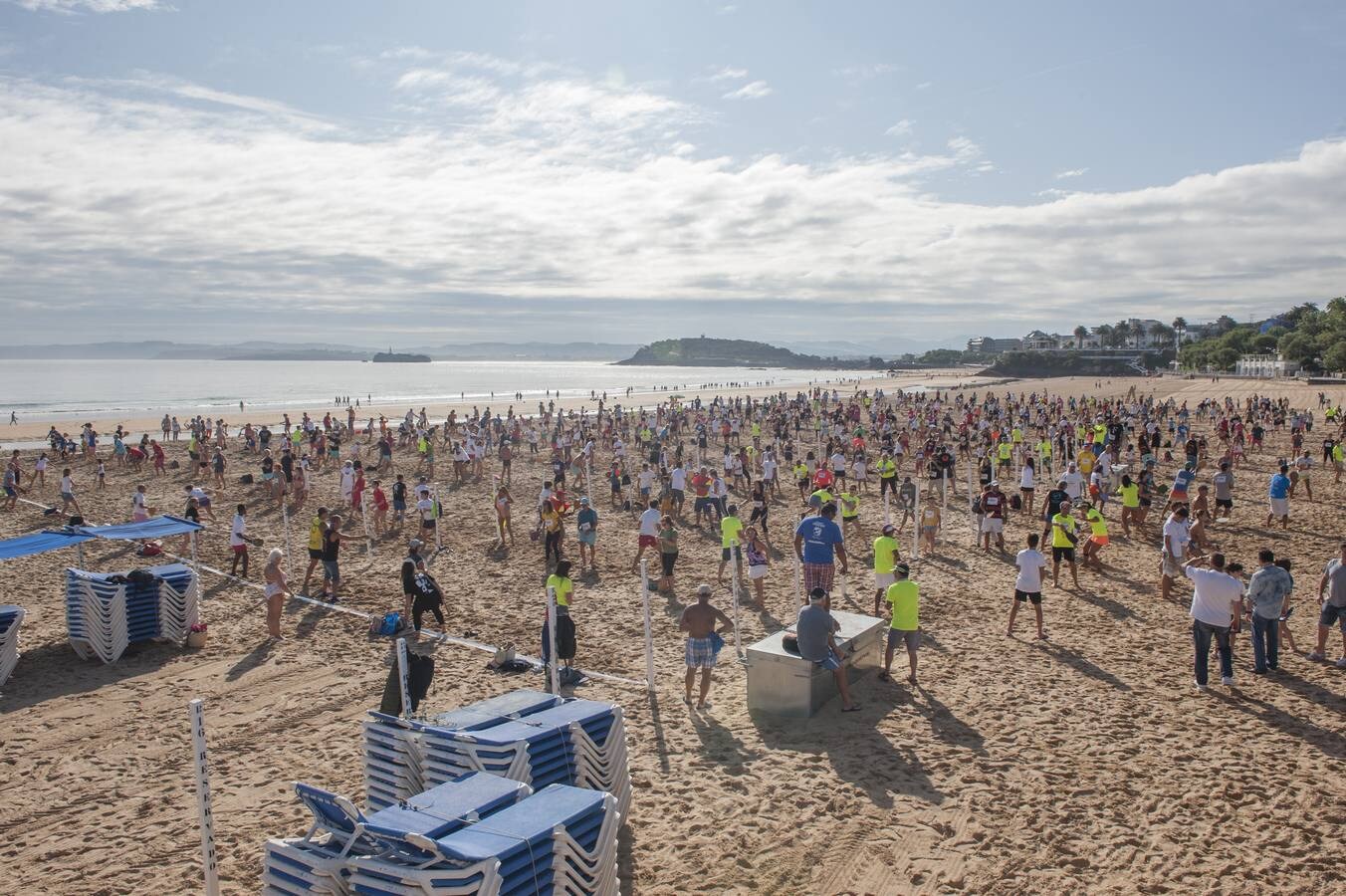 La segunda playa del Sardinero acoge el Campeonato Mundial Palas Santander 2017, en el que además de competir se trata de batir los récords mundiales de reunir a 2.000 personas jugando simultáneamente durante 80 horas seguidas.