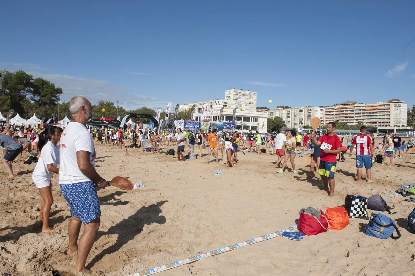 La segunda playa del Sardinero acoge el Campeonato Mundial Palas Santander 2017, en el que además de competir se trata de batir los récords mundiales de reunir a 2.000 personas jugando simultáneamente durante 80 horas seguidas.