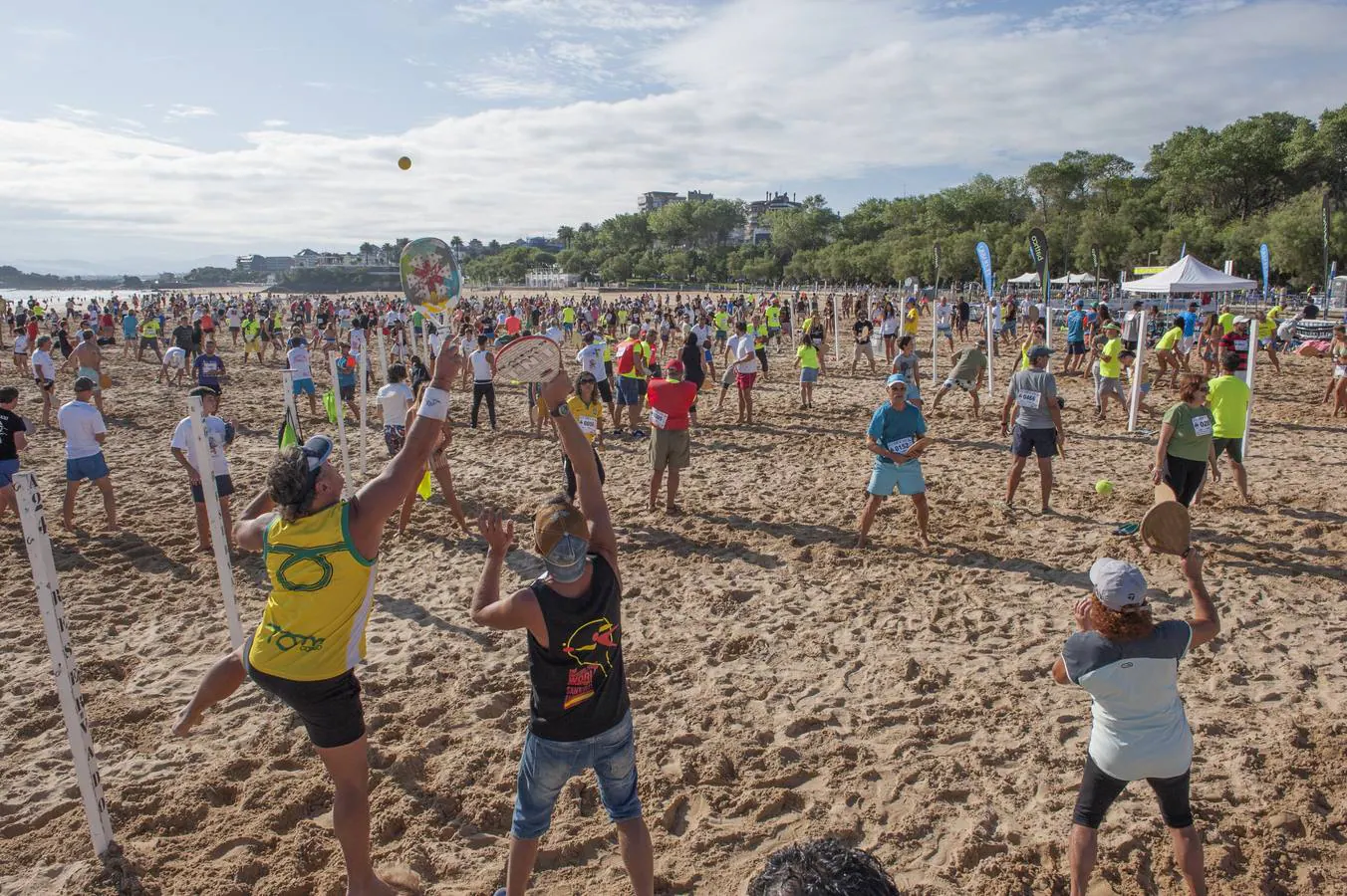 La segunda playa del Sardinero acoge el Campeonato Mundial Palas Santander 2017, en el que además de competir se trata de batir los récords mundiales de reunir a 2.000 personas jugando simultáneamente durante 80 horas seguidas.