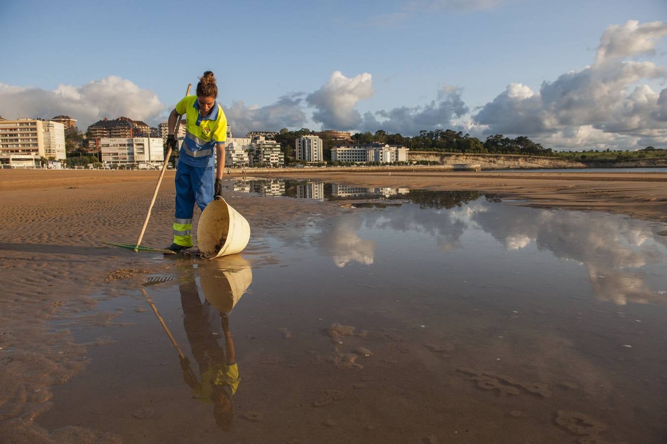 Un equipo de 20 personas recoge de los arenales a diario 4.000 kilos de basura, entre residuos que dejan los usuarios y vertidos y algas que llegan del mar // María Gil