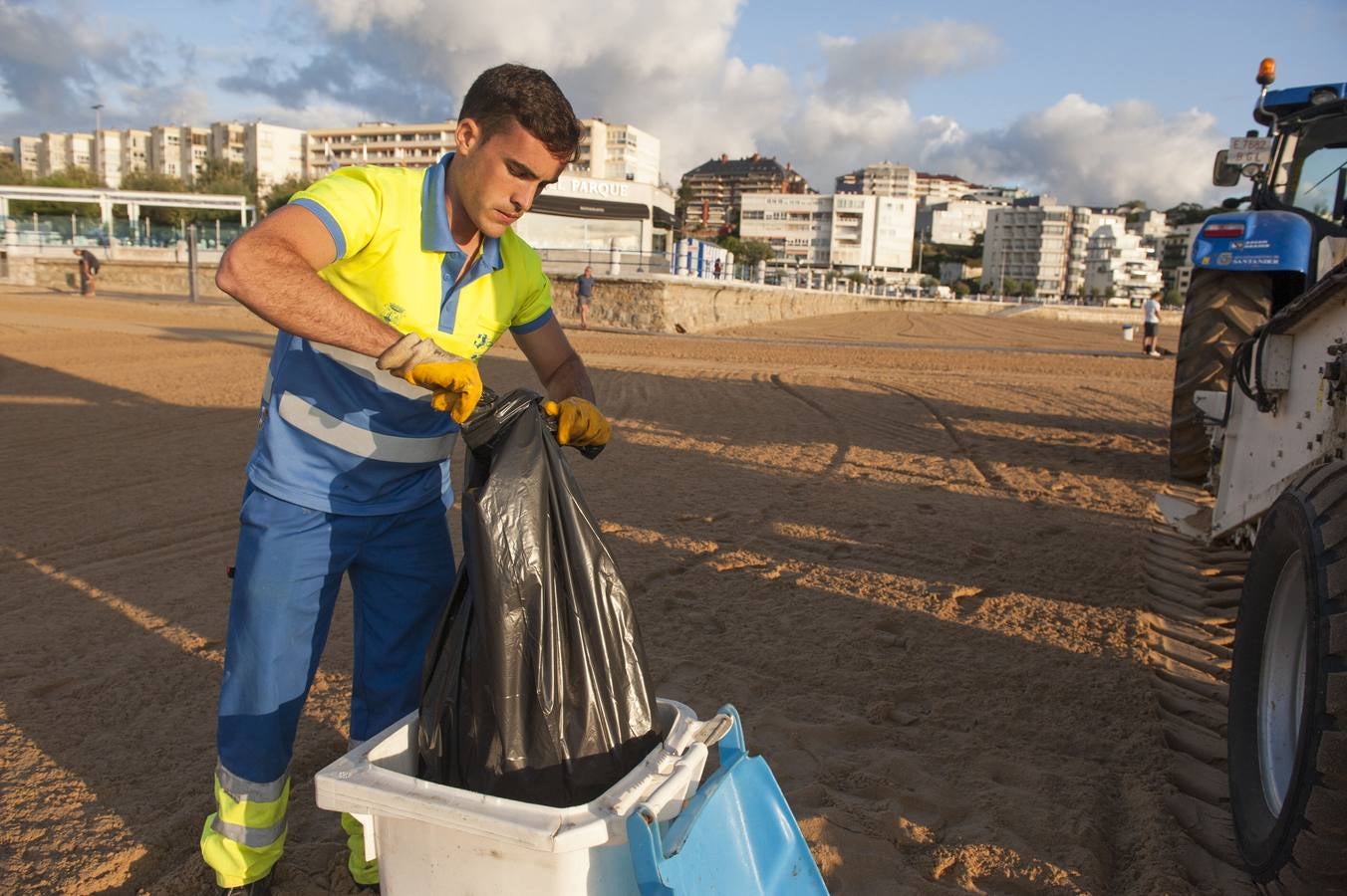 Un equipo de 20 personas recoge de los arenales a diario 4.000 kilos de basura, entre residuos que dejan los usuarios y vertidos y algas que llegan del mar // María Gil