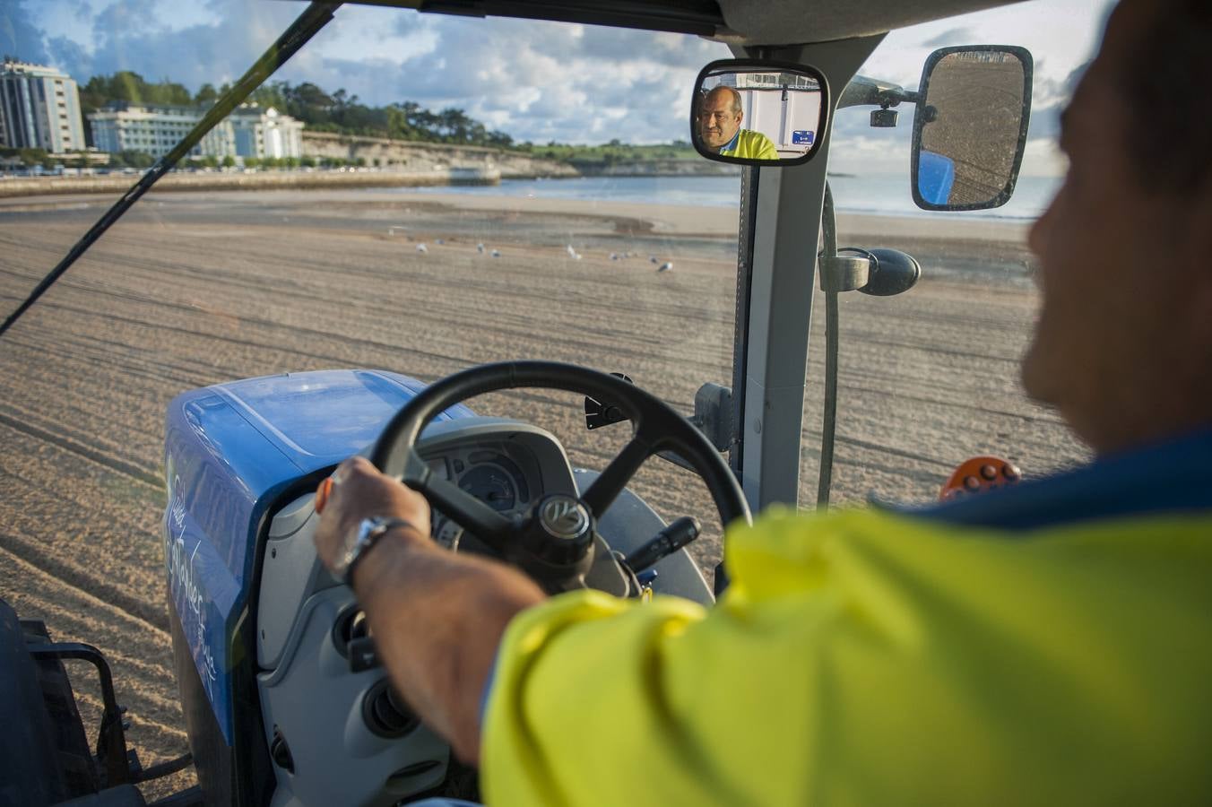 Un equipo de 20 personas recoge de los arenales a diario 4.000 kilos de basura, entre residuos que dejan los usuarios y vertidos y algas que llegan del mar // María Gil