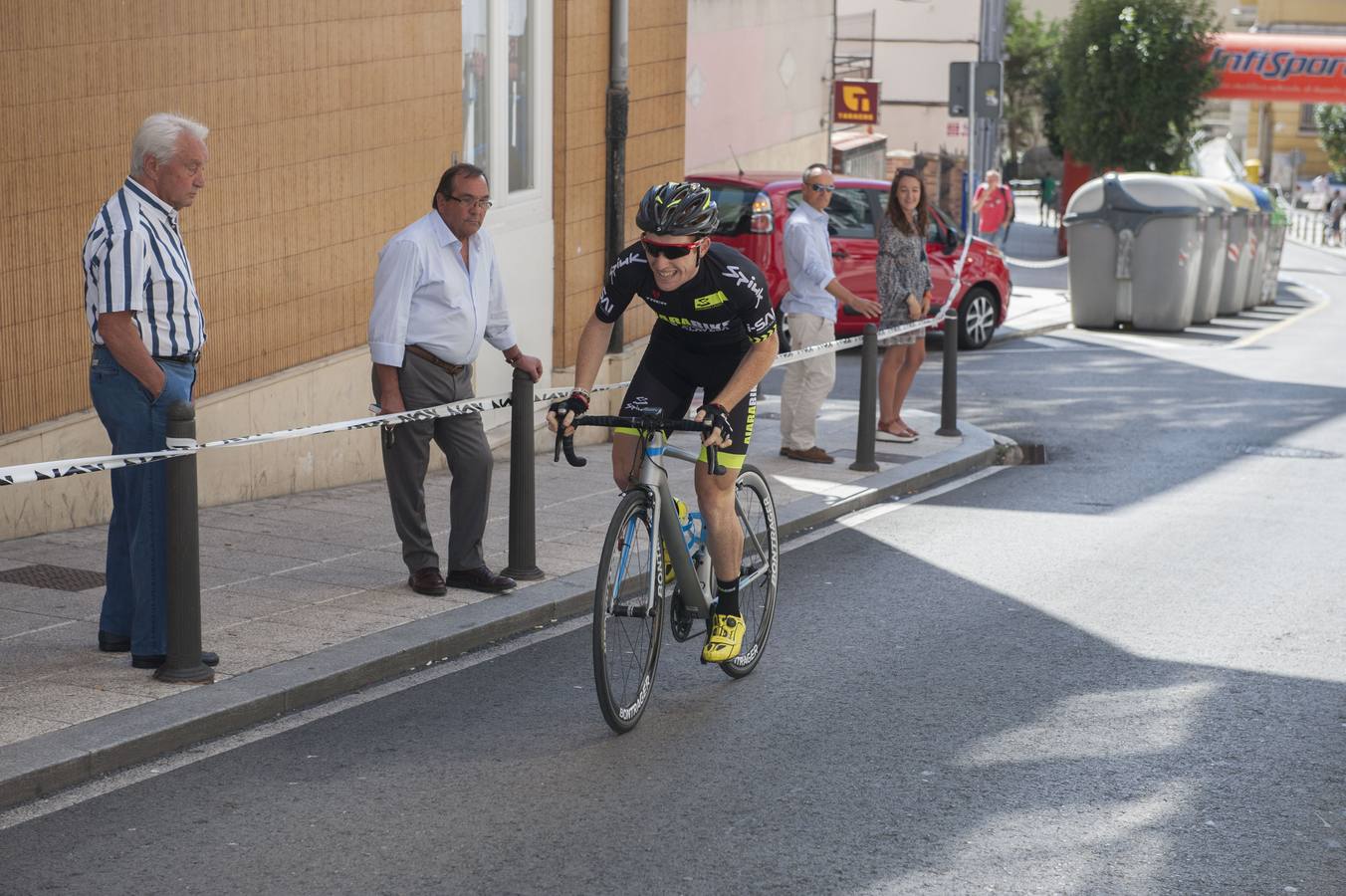 Christofer Robin del Quick Step-Telco’m Gimex ha sido el vencedor de la primera etapa de la Vuelta a Cantabria sub23/Elite que ha arrancado este domingo en Santander con una contrareloj y en un escenario único, la cuesta de la Atalaya