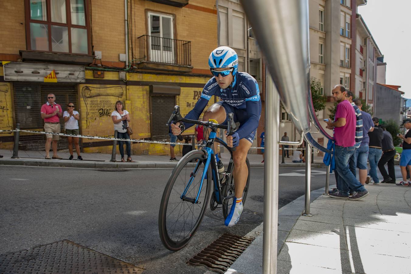 Christofer Robin del Quick Step-Telco’m Gimex ha sido el vencedor de la primera etapa de la Vuelta a Cantabria sub23/Elite que ha arrancado este domingo en Santander con una contrareloj y en un escenario único, la cuesta de la Atalaya