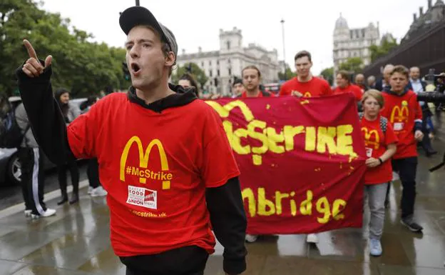 Trabajadores de McDonald’s manifestándose el lunes por las calles de Londres.